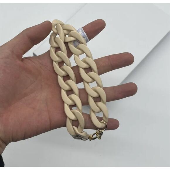 Chunky Lucite Chain Bag Strap Purse Charm in Creamy Tan Acrylic Plastic - Picture 1 of 5